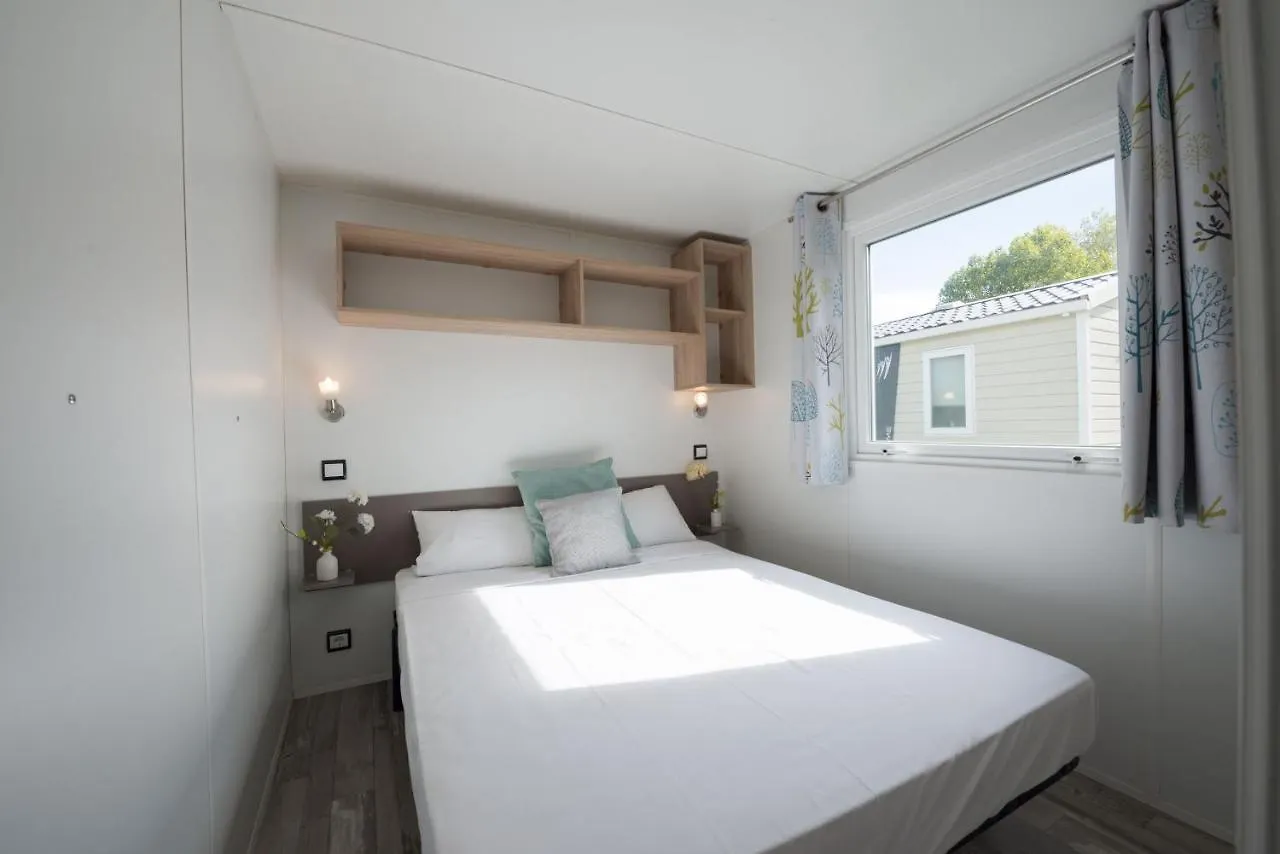 Camping Aux Rives Du Soleil 퐁-데-보